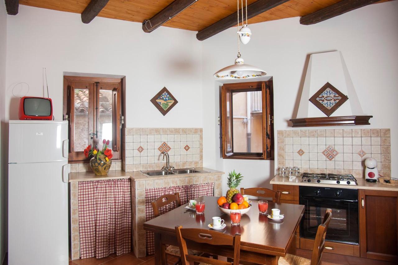 Mirose'S Holiday Home Кастельбуоно Екстер'єр фото